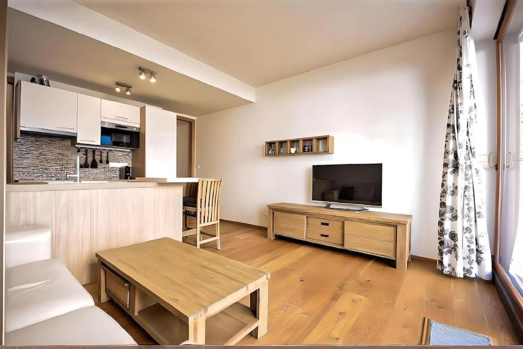 Апартаменти Legacy Duplex In Historic District By Rentez